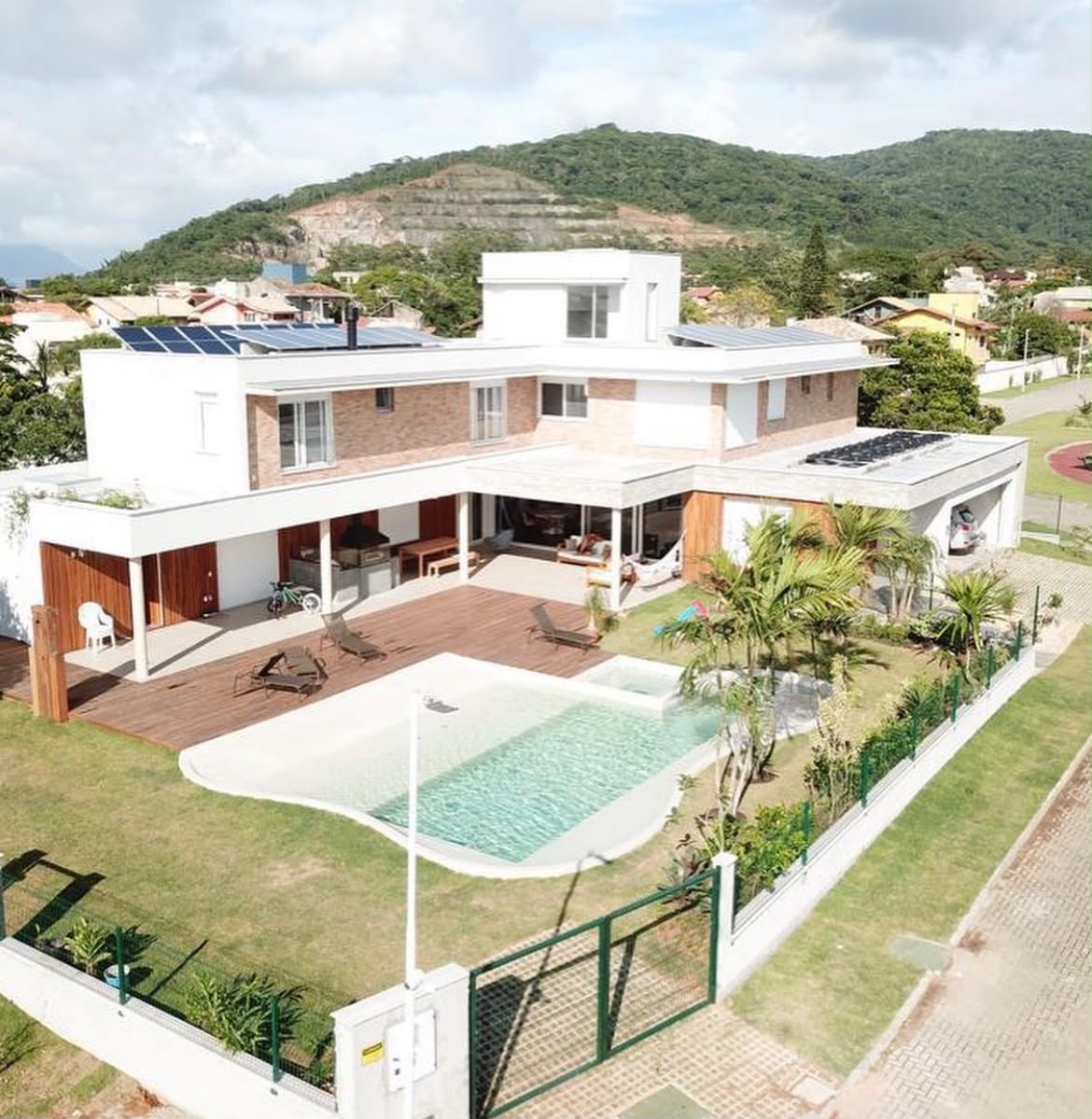 Residência com piscina e área externa executada pela SET Obras